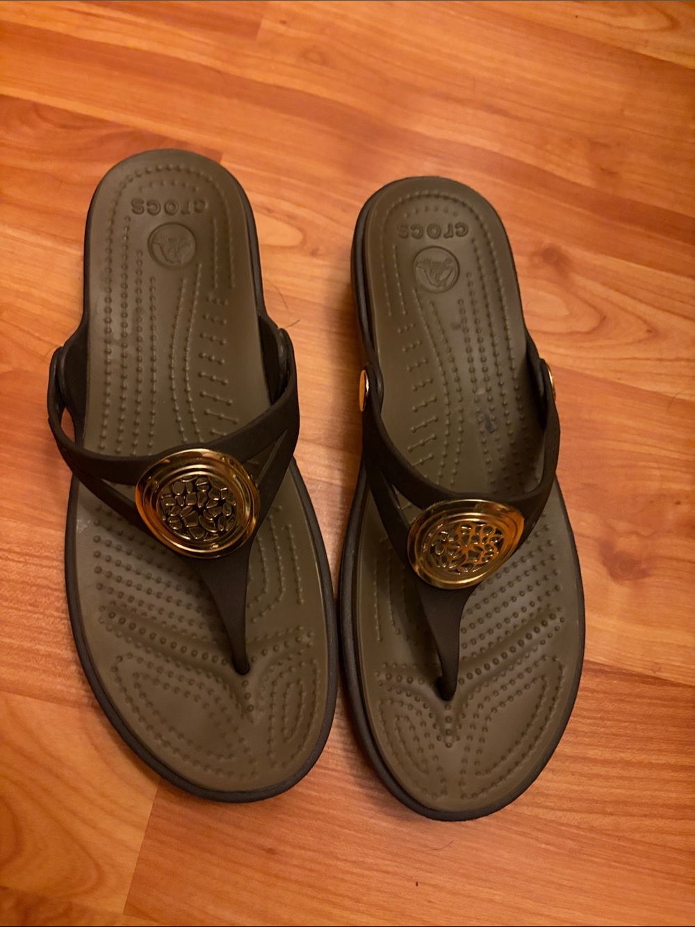 CROCS Black Thong Sandals with Gold Medallion Accent Sz 7